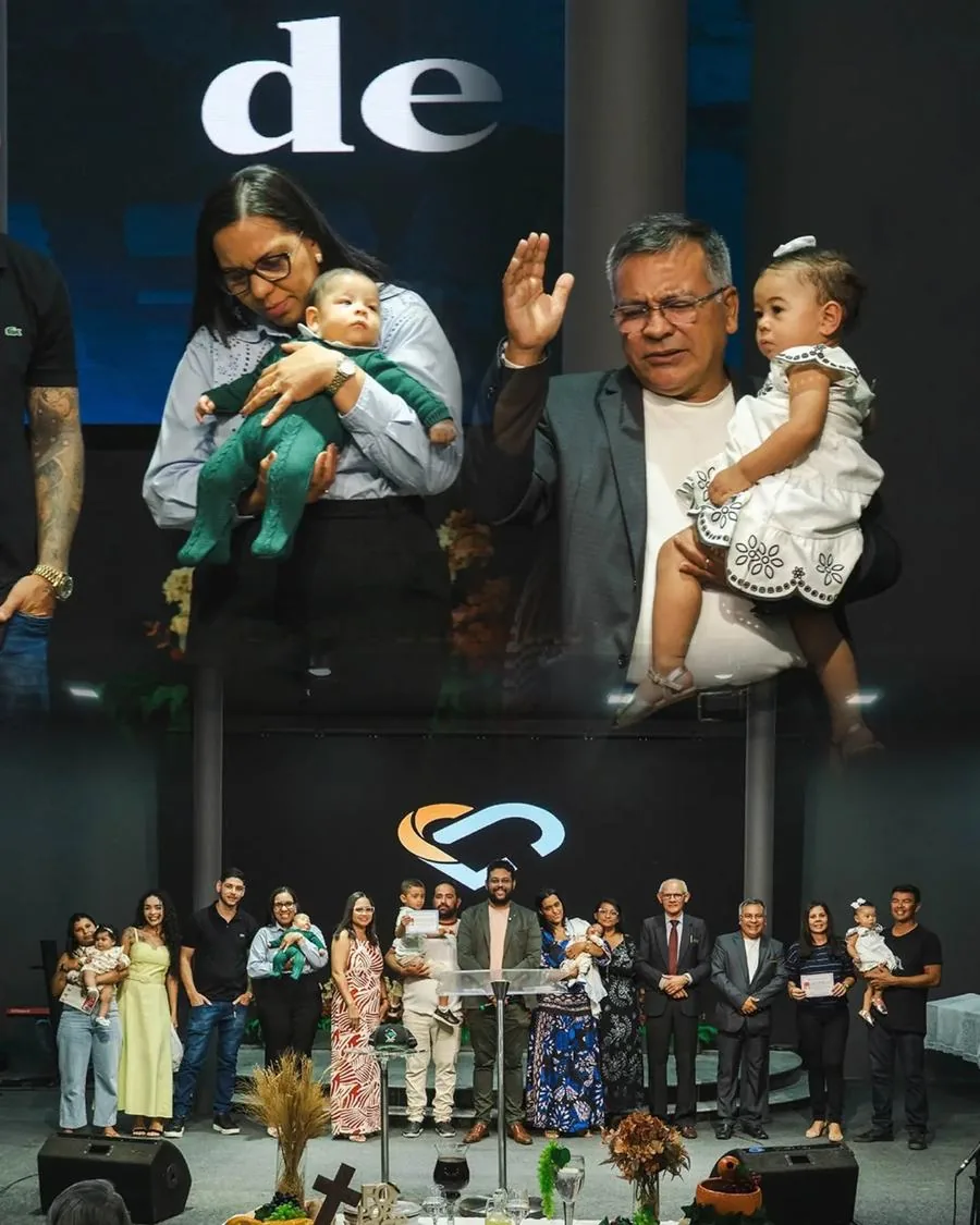 Dedicação de crianças na IBCJ, com a congregação reunida