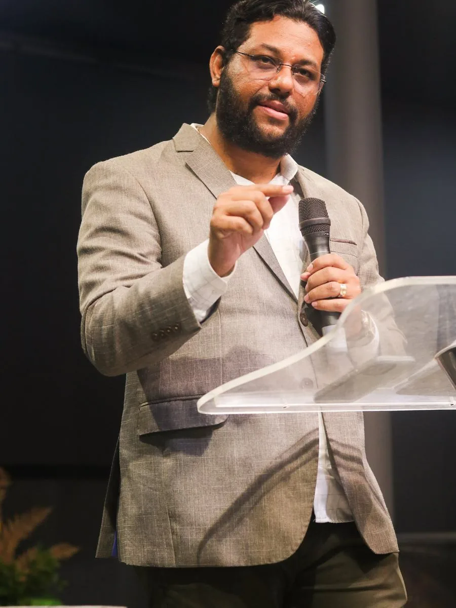 Pastor pregando durante culto na IBCJ